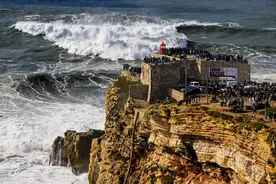 葡萄牙民众相聚海滩观看自由冲浪图片