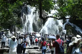 荔波首日接待超6.5万人次！文旅融合服务升级获游客点赞图片