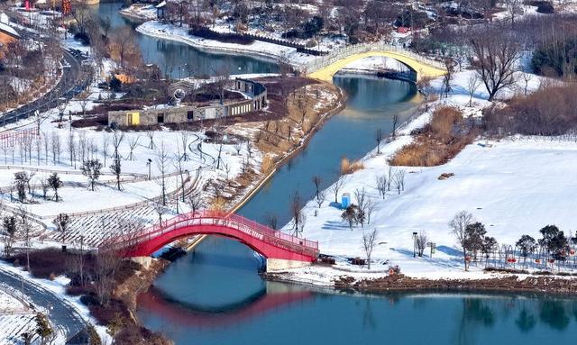 亳州华佗百草园雪景如画