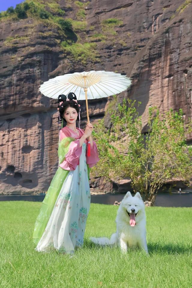 滑板耶耶帅气出街，打卡道家仙山！龙虎山宠物友好景区实锤了，快带上毛孩子来畅玩仙境福地！