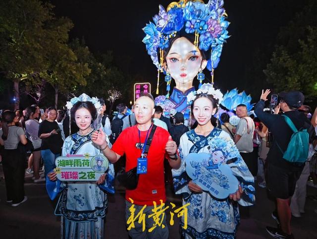 泉城“湖畔雨荷”搬家， 游客纷纷合影留念