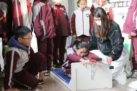 走廊变身运动场！松江这所小学让学生在“课间十分钟”动起来图片