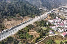 贵州瓮马铁路南线隧道全部贯通图片