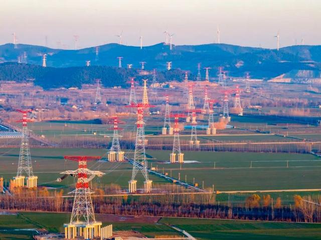 AI数据中心的万亿大基建时代：美国GDP增长全靠它