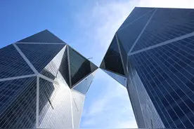 上海：临港新片区中银金融中心外立面幕墙施工收尾 地标建筑雄姿初现图片