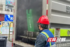 清洗换新颜 长沙城管开展餐厨垃圾气味扰民整治行动图片