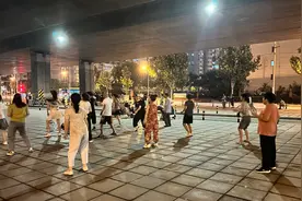 三拨广场舞队聚桥下，噪音超过100分贝， 附近居民不堪其扰图片