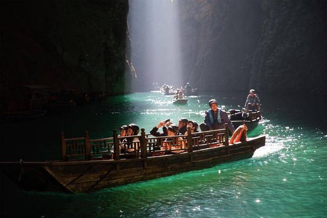 鹤峰屏山：“船浮空中”醉游人