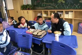 莲湖区星火路小学本学期执行校长陪餐制图片