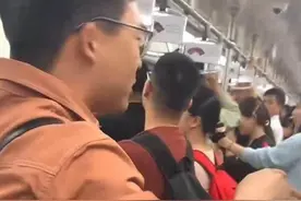 武汉欠湖南一个座？社牛小伙地铁上喊话为崴脚女友“求”座图片