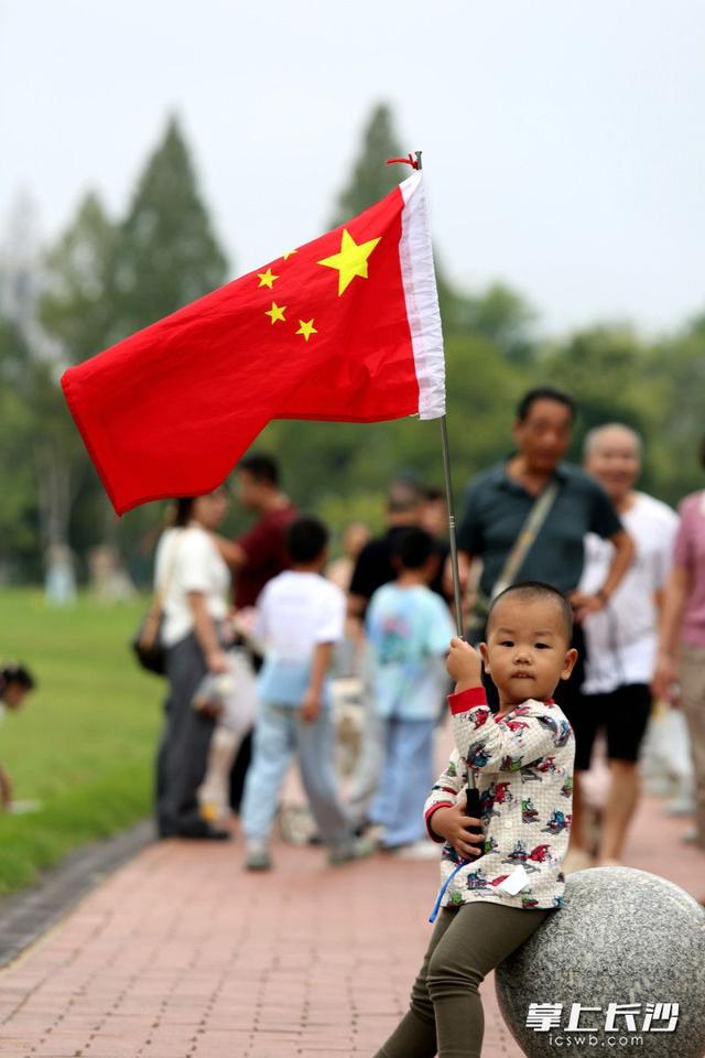 组图｜秋凉伴佳节 市民公园乐享节日时光