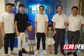 《早安隆回》的演唱者袁树雄携子在邵阳爱尔成功摘镜图片