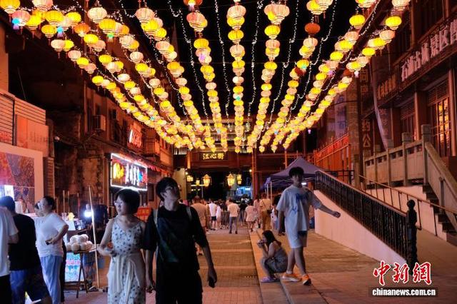 浙江石浦渔港古城：渔灯璀璨吸引游客