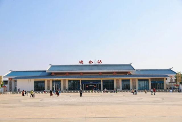 时速仅25公里！观光米轨小火车火了！