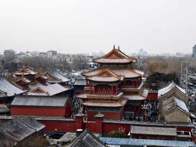 紫禁雪晴望雍和，一重金瓦一重天
