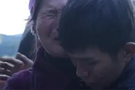 只一眼，他就认出了20年未见的妈妈图片