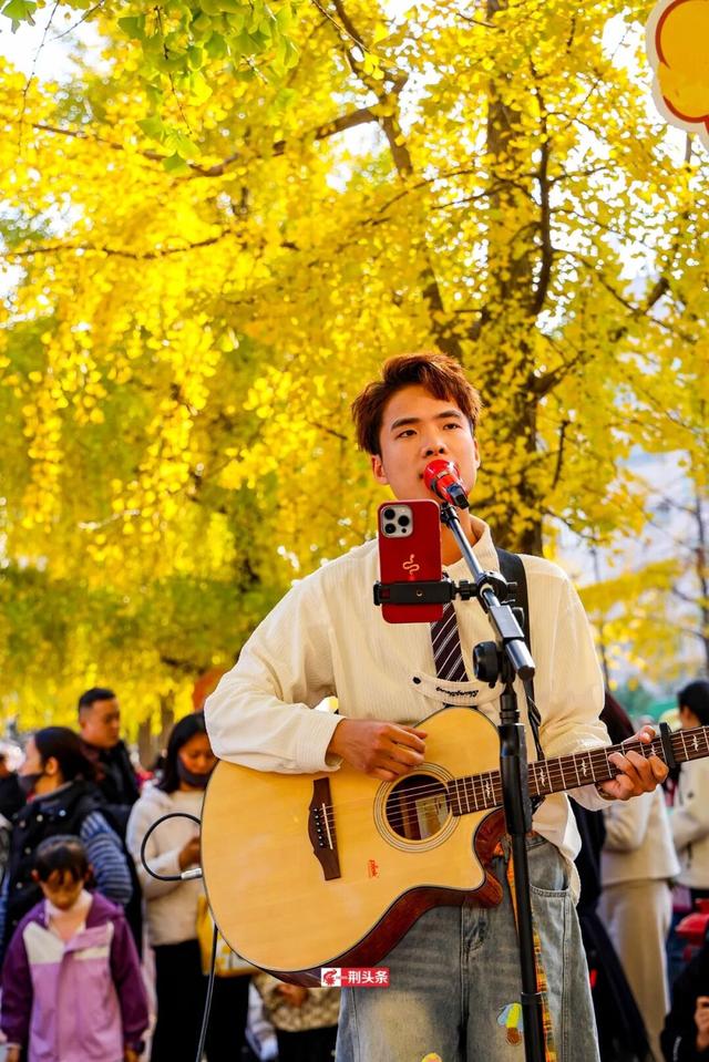 人从众！荆州这条街上“长”满了人……