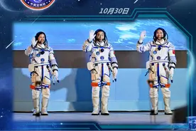 （图表·海报）神舟十九号丨神舟十九号航天员出征（1）图片