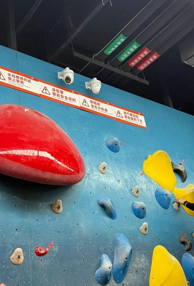 上海突然爆火！年轻人挤满场馆蹬腿就上，意外跌落频发，有人摔成撕脱性骨折……