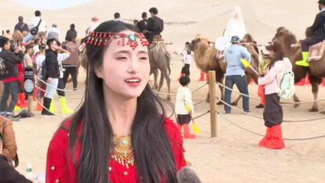 国庆假期鸣沙山月牙泉客流火爆
