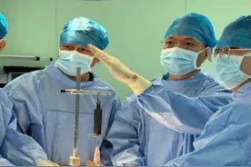 中新健康丨上海专家成功以微创手术为21岁手腕骨折女生复位、固定图片