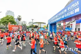 组图丨战马2024湘江马拉松赛·长沙站（第三届长株潭融城半程马拉松赛）今日鸣枪开跑图片