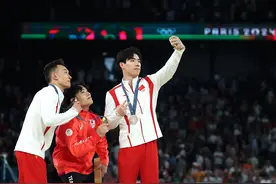 巴黎奥运会丨体操——中国选手张博恒、肖若腾分获男子个人全能亚、季军图片