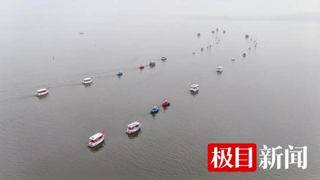东湖游船载着国旗迎国庆，全国各地游客迎着朝阳“歌唱祖国”