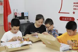 感受传统文化魅力，玉塘街道青少年手工制作醒狮八音盒图片