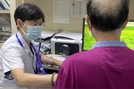 八旬老人擅自换用降压药，结果降压过猛昏倒了图片