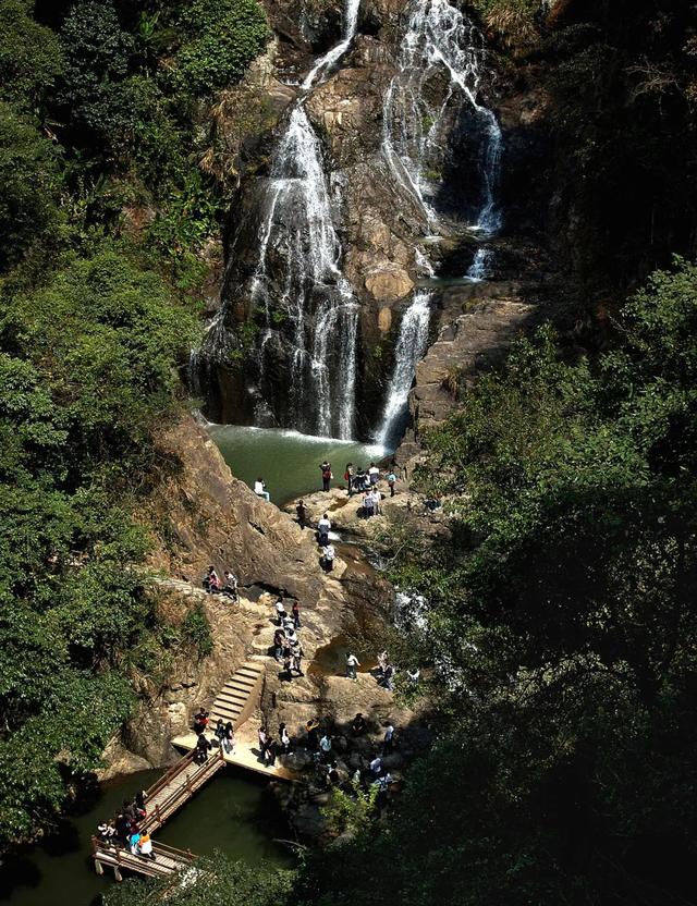 山翠水碧倚晴空