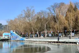 陶然亭公园10元冰滑梯热度不减，市民排队体验刺激过大年图片