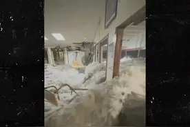 美媒：巨浪冲进马绍尔群岛美军基地餐厅，“画面如同恐怖电影”图片