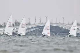 上海帆船公开赛汇聚海内外选手，女子队挑战男子霸主图片