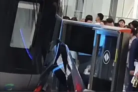 国内首条，开通一周疑似车门掉落？网友：被困十多分钟，出现头晕缺氧！最新回应图片