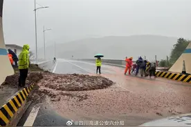 受暴雨影响 德会、沿江高速所有收费站关闭进站方向车道图片