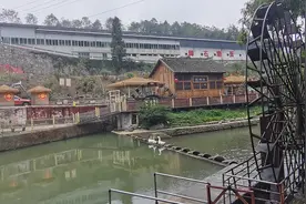 六枝：河畅水清生态美图片