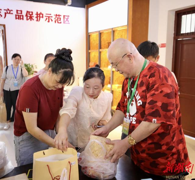 资水河畔探秘安化黑茶后，海外华文媒体记者竞相采购“伴手礼”