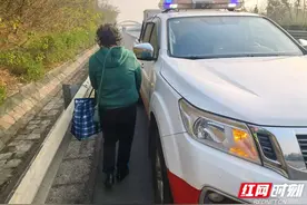 岳阳高速：女子惊现高速，路管员帮其寻亲归家图片