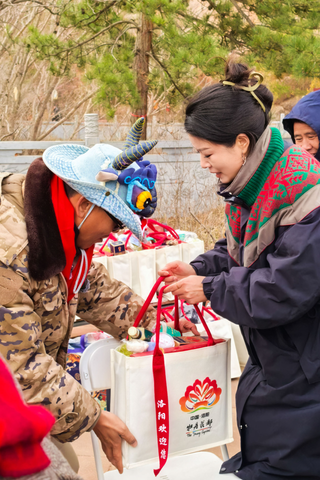 洛阳各界代表赴宁夏固原慰问“东天山来的骆驼队”