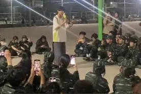 拍客｜学长为军训新生演唱传统戏曲 开口脆唱功让人惊艳折服图片