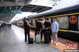 中越国际联运旅客列车恢复开行图片