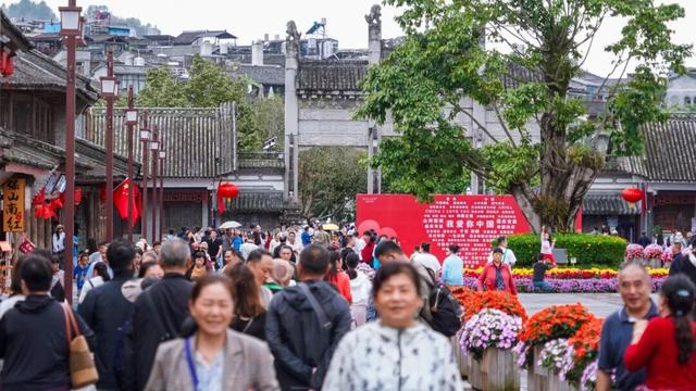 月满和顺·燃情国庆：非遗文化盛宴点亮和顺古镇，八方游客沉浸体验“有一种叫云南的生活”
