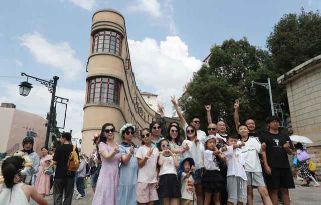 盛夏入伏时节   清凉春城引客来