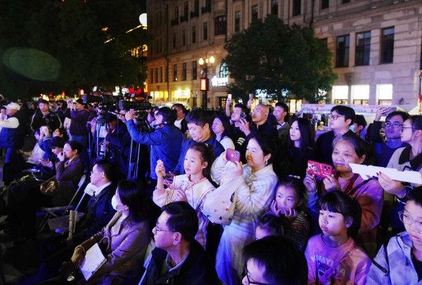 舌尖感受武汉城市魅力，游客攥着美食攻略钻进老街深巷