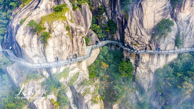 安徽池州：漫步高空栈道 欣赏绚丽秋色