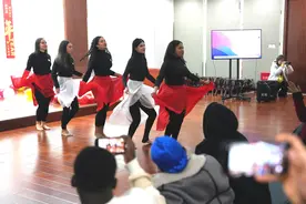 北二外为留校学生举办春节联欢会，留学生共度中国年图片