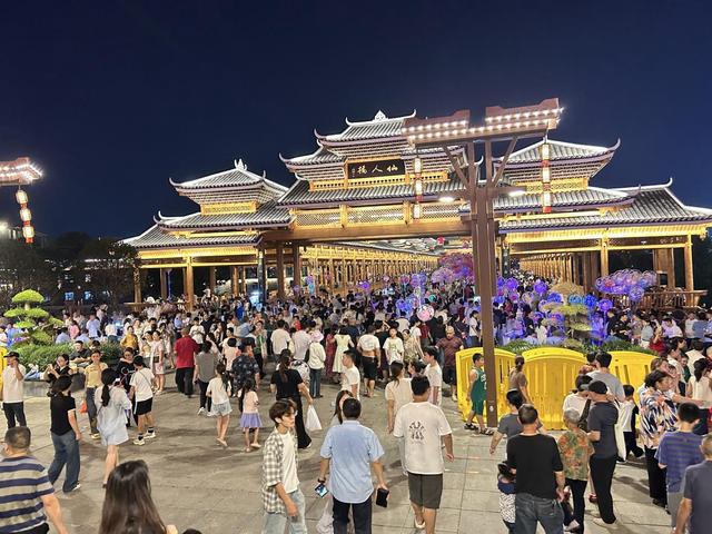 怀化“双节”旅游火出圈，假期前五天累计接待客流达121.73万人次