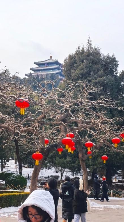 北京初雪过后，景山公园游人如潮