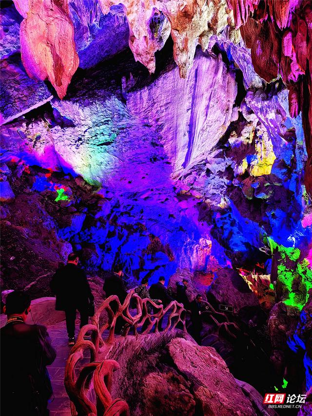 【每日一图@湖南】七彩灯光点亮亿年奇观，澧县仙女洞里藏着神话